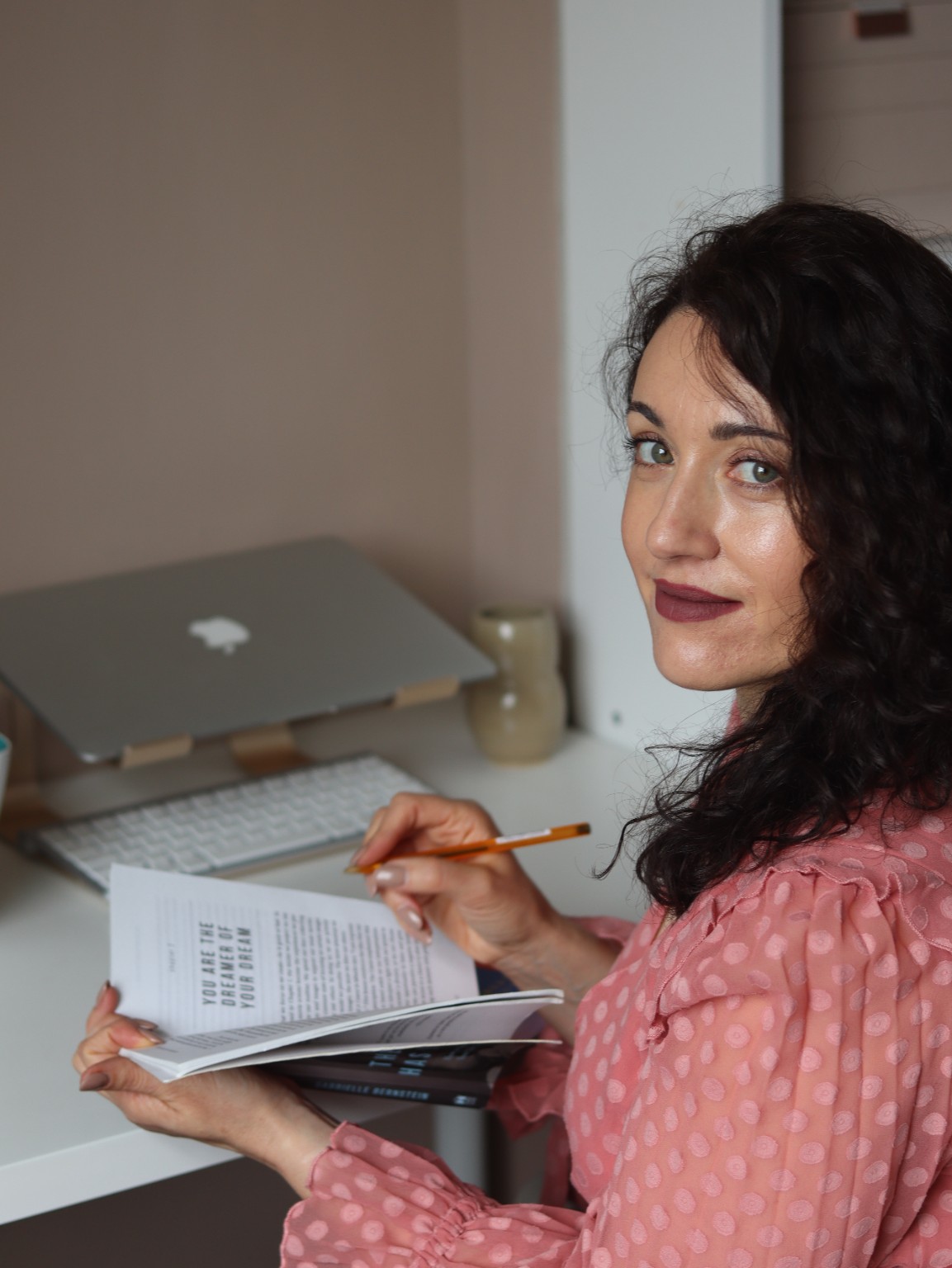 Marlene Soares a escrever, junto à sua secretária